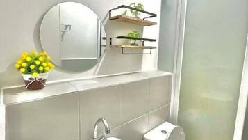 Family Condo, 2 Bedrooms, Kitchen, Courtyard View | Bathroom