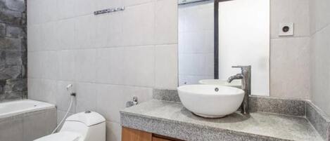 Deluxe Room | Bathroom