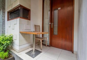 Kamar Deluks | Tempat makan outdoor