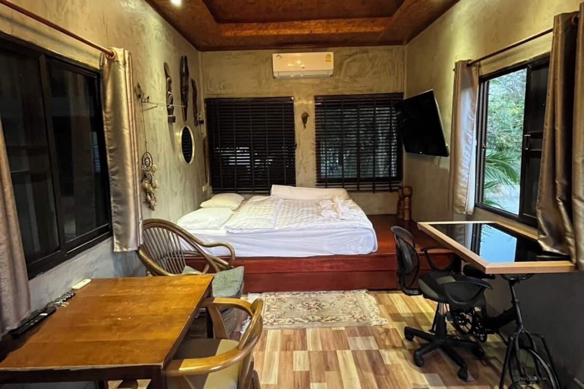 Una habitación con cama, escritorio, silla y mesa.