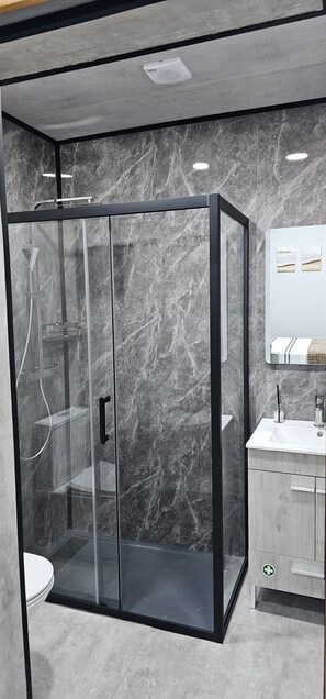 Shower, hair dryer, towels - Charming 1-Bedroom Apartment with Ocean Views in Calheta (Calheta)