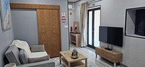TV - Charming 1-Bedroom Apartment with Ocean Views in Calheta (Calheta)