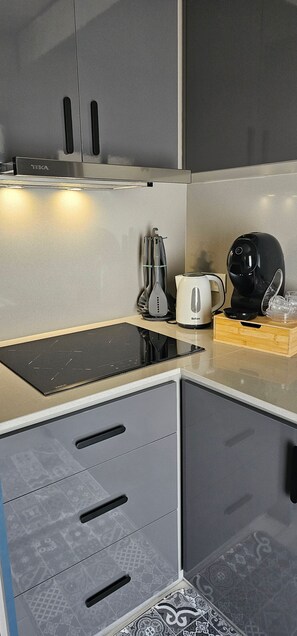Fridge, microwave, stovetop, coffee/tea maker - Charming 1-Bedroom Apartment with Ocean Views in Calheta (Calheta)
