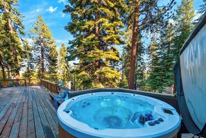 Outdoor spa tub - Private Beach + Pier + Hot Tub | Carnelian Bay | Grand Elk Chalet (Carnelian Bay)