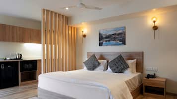 Deluxe Studio, City View | Desk, laptop workspace, blackout drapes, soundproofing