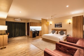 Estudio Deluxe, vista a la ciudad | Escritorio, espacio para trabajar con laptop y cortinas blackout