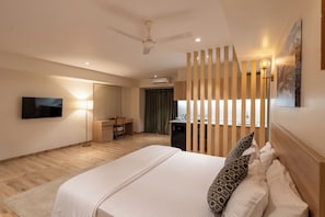 Deluxe Studio, City View | Meja, ruang kerja komputer riba, langsir/tirai gelap terus, kalis bunyi 