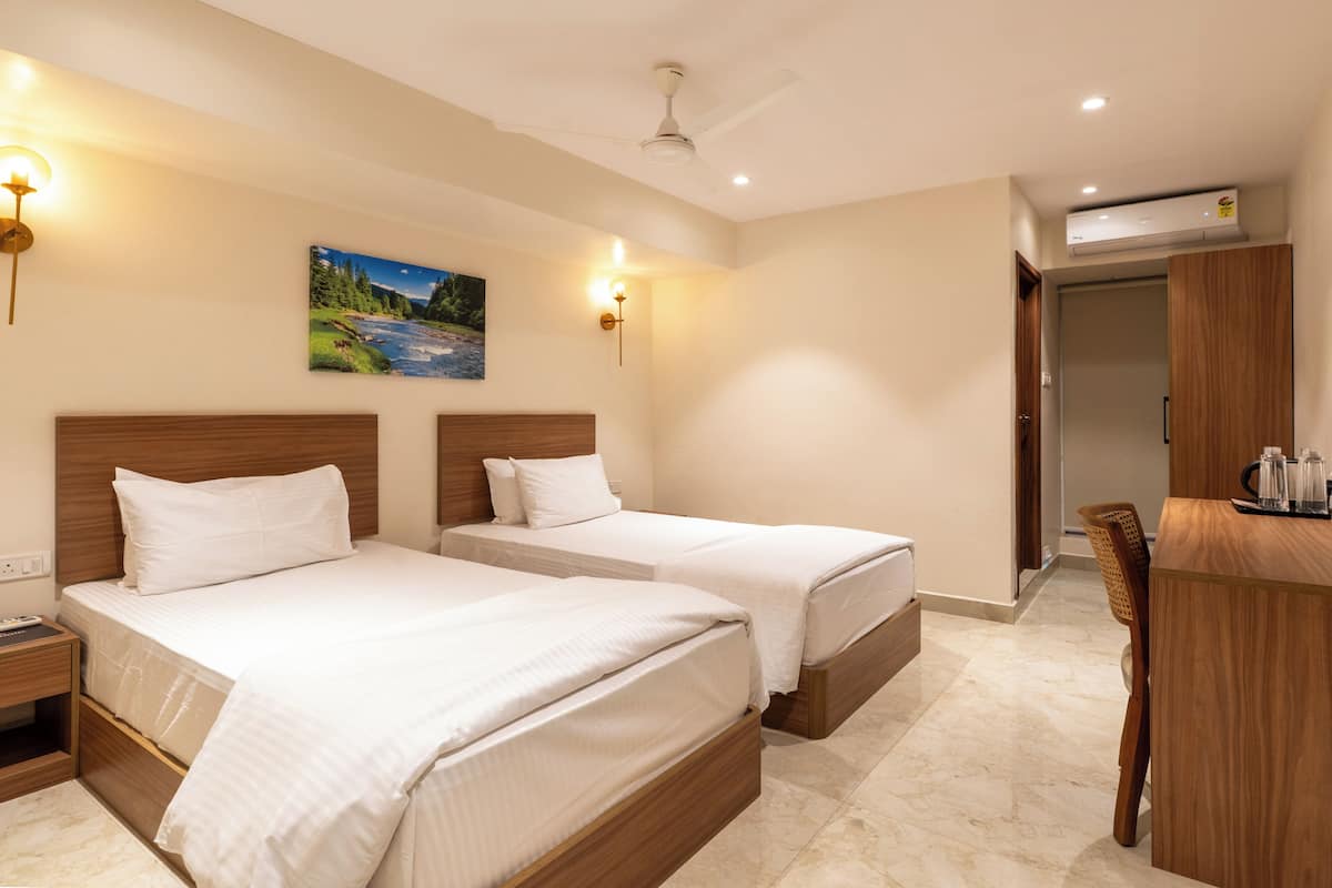 Superior Twin Room, City View | Desk, laptop workspace, blackout curtains, soundproofing