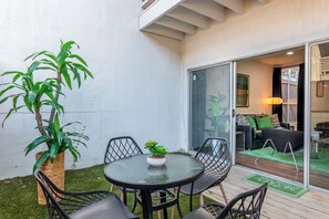 Outdoor dining - 3BR The Montrose Collective F! Steps to Food & Fun (Houston)