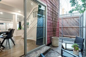 Outdoor dining - 3BR The Montrose Collective F! Steps to Food & Fun (Houston)