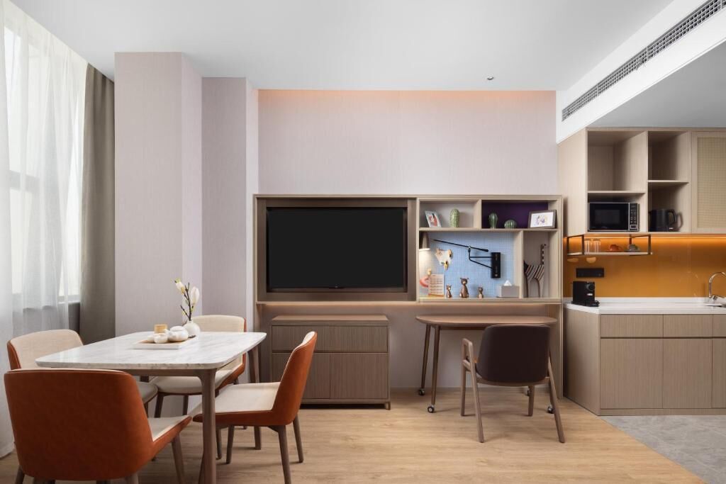 Deluxe Suite, City View | Dining