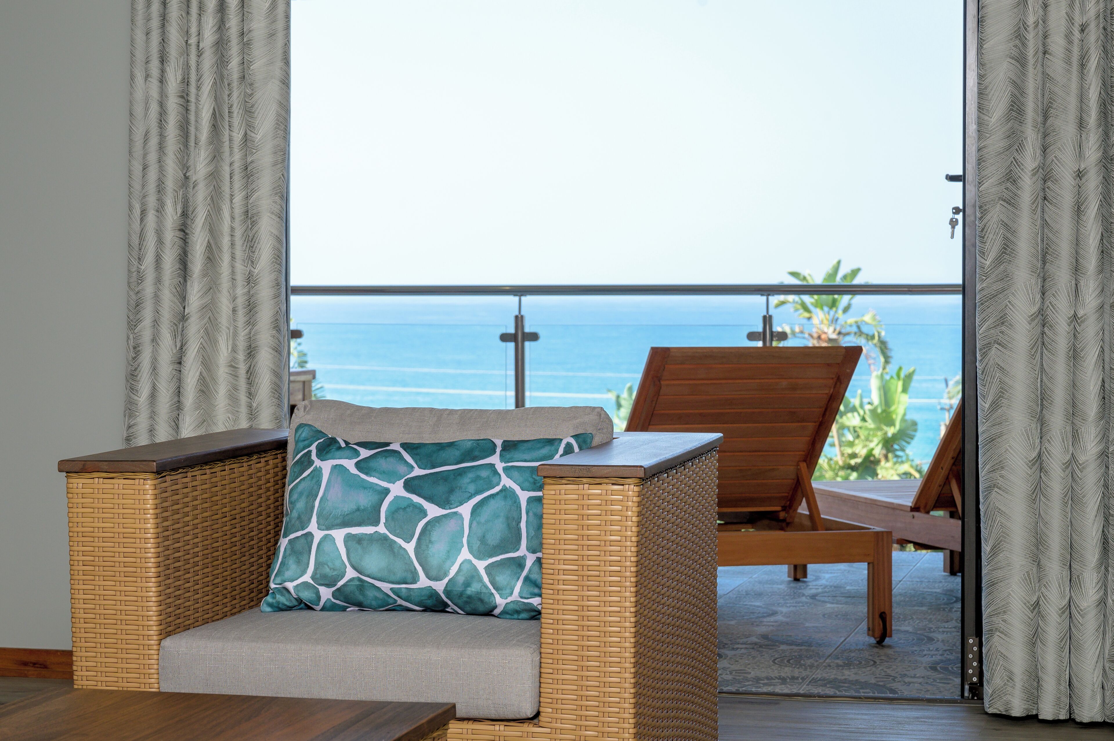 Deluxe Double Room, Ocean View | Living area