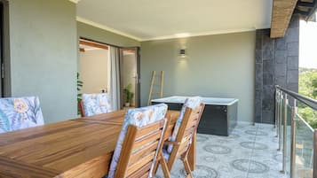 Honeymoon Suite | Private spa tub