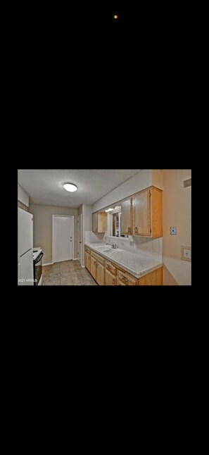 Private kitchen - Enjoyable 3-bedroom 1 bath house with Brand New AC unit in sunny Sun City (Sun City)