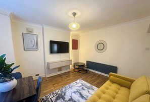 TV - Heathfield Garden Retreat (Croydon)