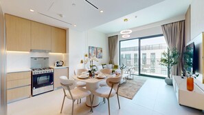 A modern apartment with a kitchen, dining area, and living room with large windows. - Exquisite 2 Bed l City View near Dubai Hills Mall (Dubai Hills)