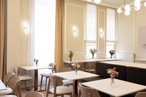 Tägliches inbegriffenes kontinentales Frühstück
