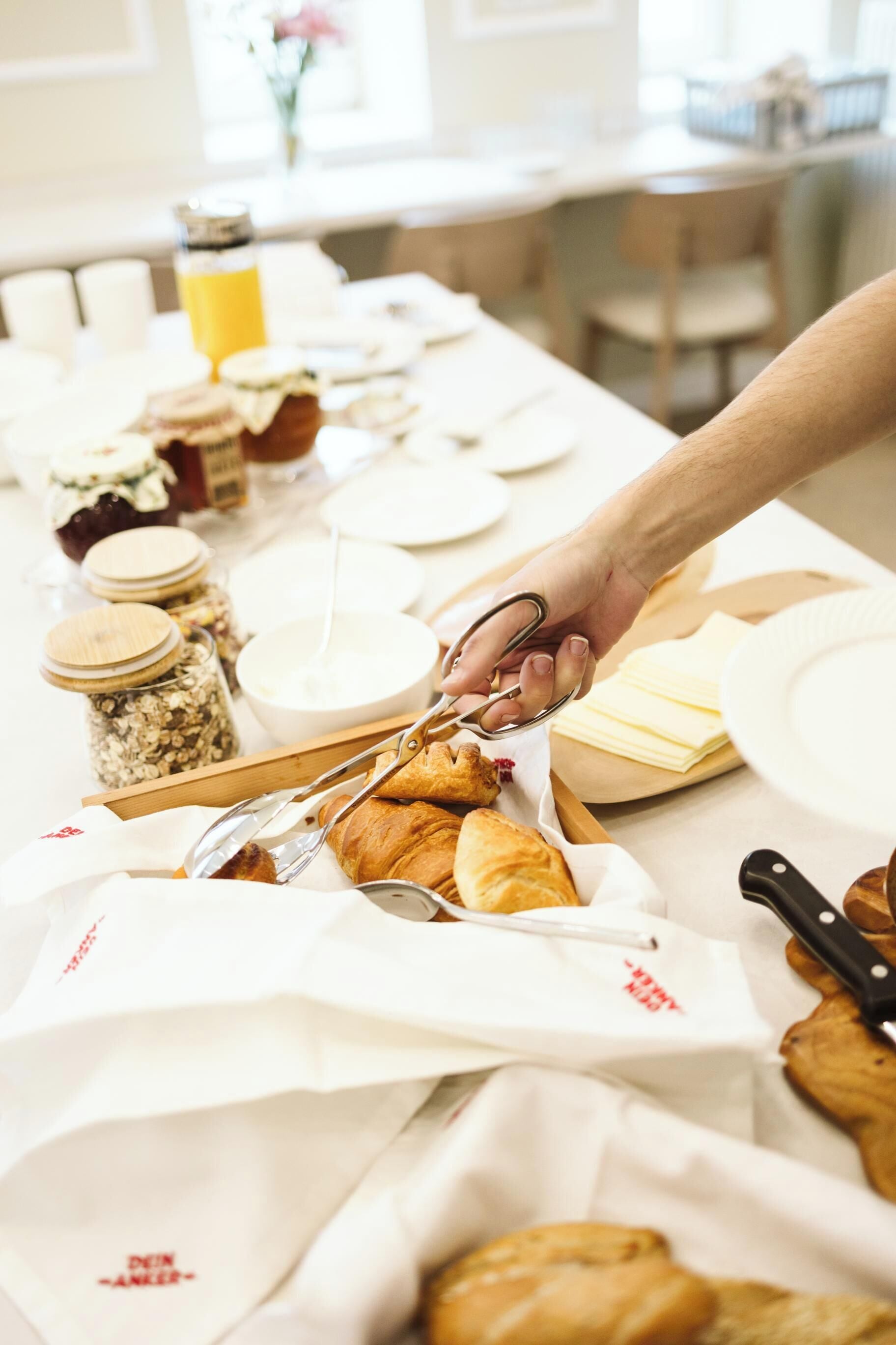 Un buffet de petit-déjeuner proposant une variété d’aliments et d’ustensiles.