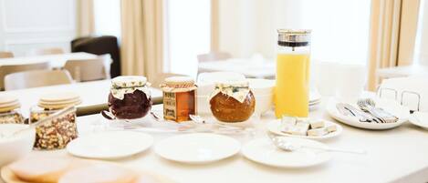 Free daily continental breakfast