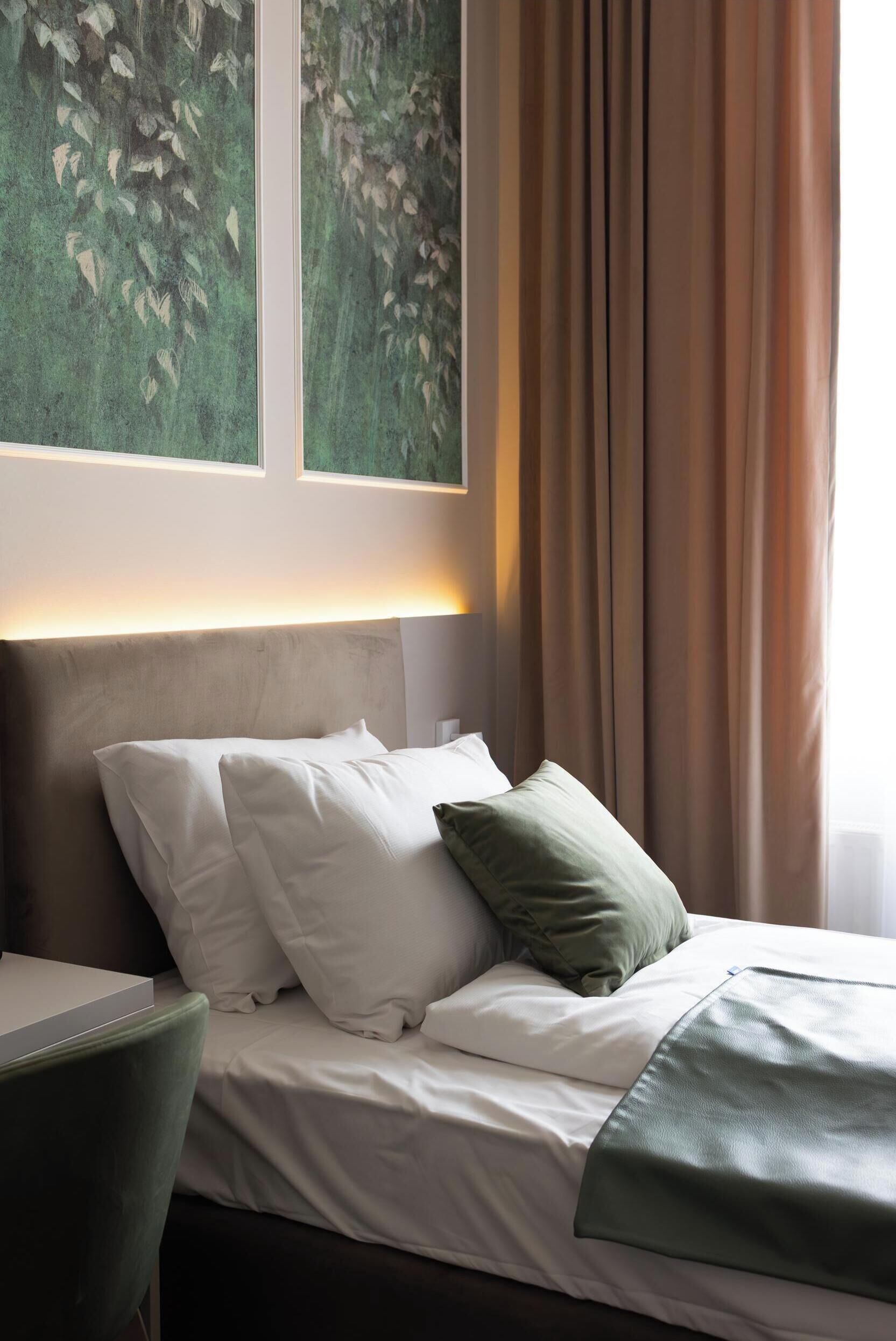 Cosy Single | Zimmersafe, Schreibtisch, laptopgeeigneter Arbeitsplatz