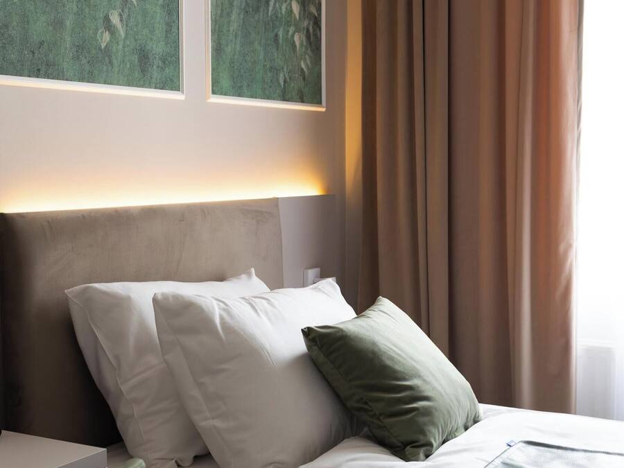 Cosy Single | In-room safe, desk, laptop workspace, blackout curtains