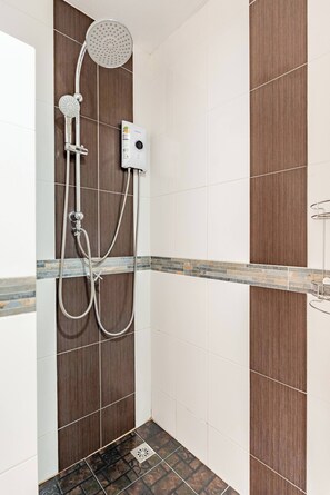 Dusche, Haartrockner, Handtücher