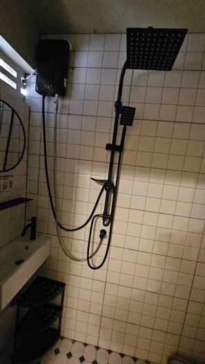 Een haardroger, handdoeken