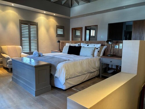 Luxurious 5-Bedroom Villa with Private Pool in Knysna