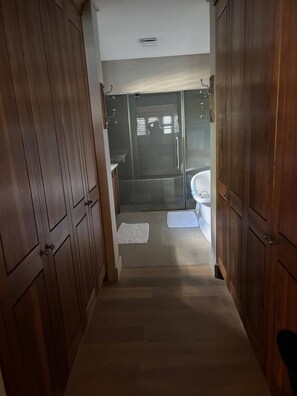 Shower - Luxurious 5-Bedroom Villa with Private Pool in Knysna (Knysna)