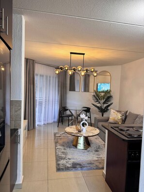 TV - Stylish 1-Bed in Bryanston (Sandton)