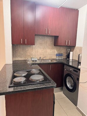 Microwave, oven, coffee/tea maker, toaster - Stylish 1-Bed in Bryanston (Sandton)