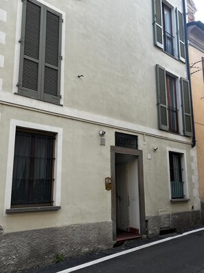 Exterior detail - P4CremaHome railing house in the footsteps of CMBYN (Crema)