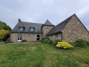 Exterior - Maner Avel, facing Goulven Bay (Goulven)