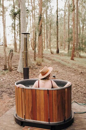 Outdoor spa tub - Tiny Robinson - Lake Macquarie (Wyee)