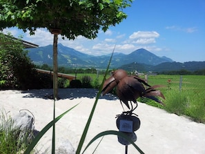 A sculpture of a bird in a garden with mountains in the background. - Room-charming Guest Room in Idyllic Ebbs (Ebbs)