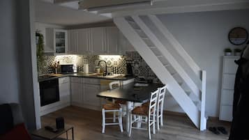 Fridge, microwave, oven, stovetop