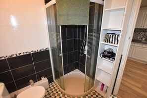 Shower - 🌊 Apartment 4 people – 2 bedrooms – Beach & Port on foot (Saint-Cyprien)