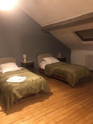 3 chambres, fer et planche à repasser, lit parapluie, Wi-Fi gratuit