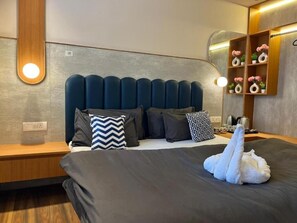 Deluxe Double Room, Mountain View - Joey's hostel. (Manali)