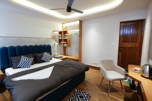 Deluxe Double Room, Mountain View - Joey's hostel. (Manali)