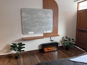 Deluxe Double Room, Mountain View - Joey's hostel. (Manali)