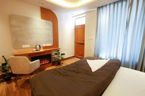 Deluxe Double Room, Mountain View - Joey's hostel. (Manali)