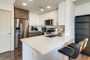 Fridge, microwave, stovetop, dishwasher