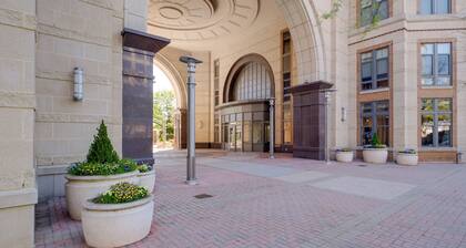 1 Mi to DCA Airport: Potomac Yard Apt w/ Pool