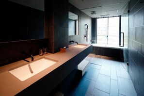 客房, 城市景观 (King, 4th Floor) | 浴室 | 淋浴/盆浴组合、免费洗浴用品、吹风机、浴袍