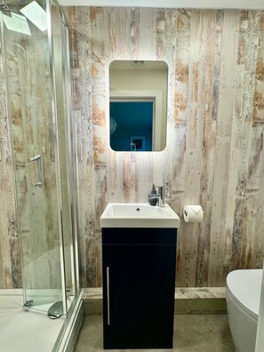 Shower, hair dryer, towels, soap - Freshly renovated  2 bedroom space in Pilton, walk to Glastonbury Festival gate (Pilton)
