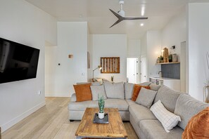 Living area - < 1/2 Mi to Golf! Lakefront Mesa Oasis w/ Dock (Mesa)