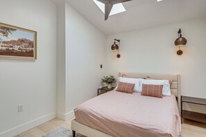 Room - < 1/2 Mi to Golf! Lakefront Mesa Oasis w/ Dock (Mesa)