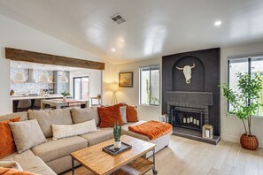 Living area - < 1/2 Mi to Golf! Lakefront Mesa Oasis w/ Dock (Mesa)