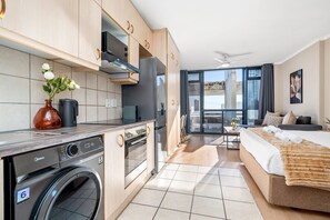 Apartment (0 Bedroom) | Interior - Four Seasons 1002 (Cape Town)